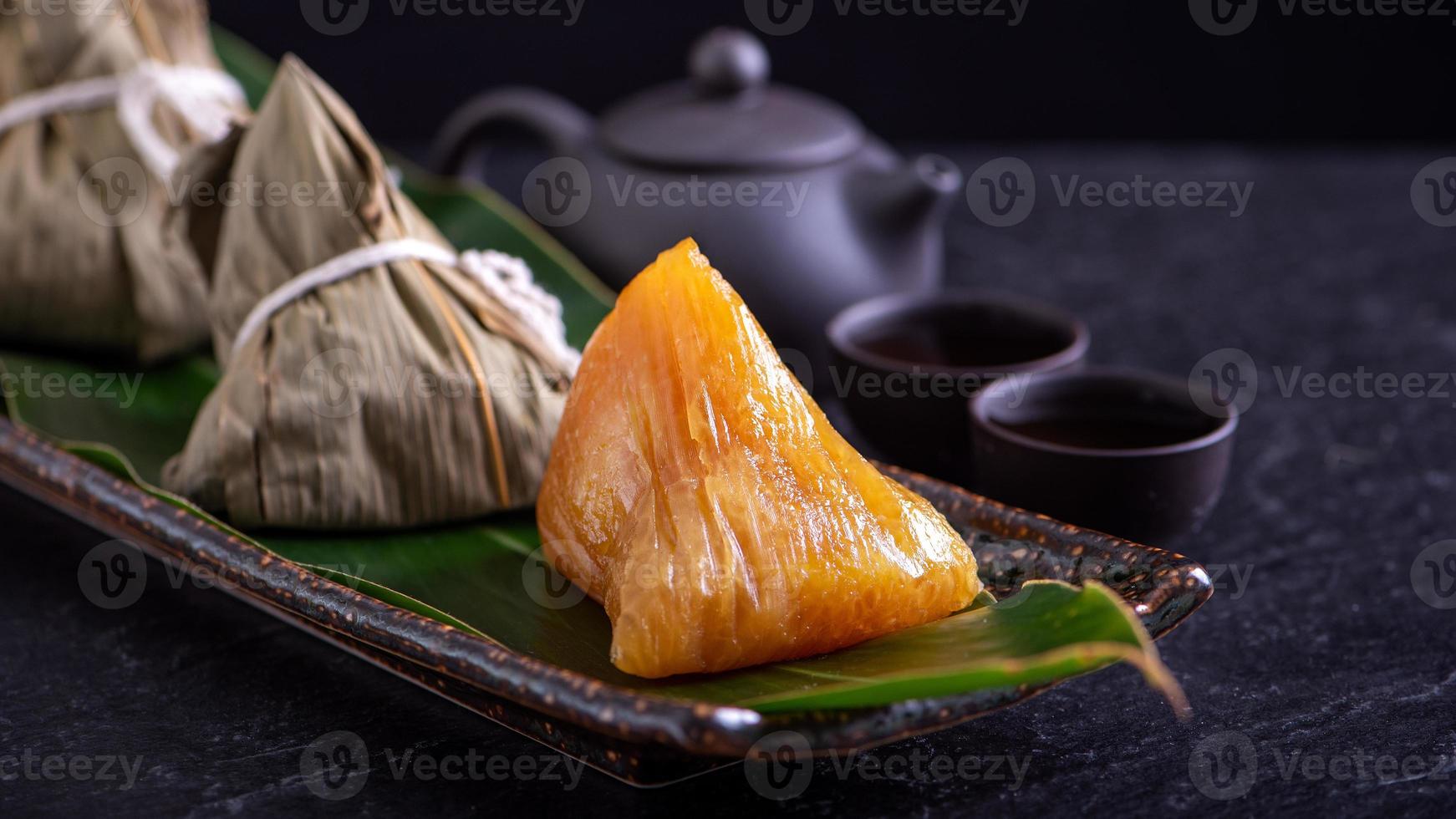 bolinho de arroz alcalino zongzi - comida de cristal chinesa doce tradicional em um prato para comer para o conceito de celebração do festival do barco dragão duanwu, close-up. foto