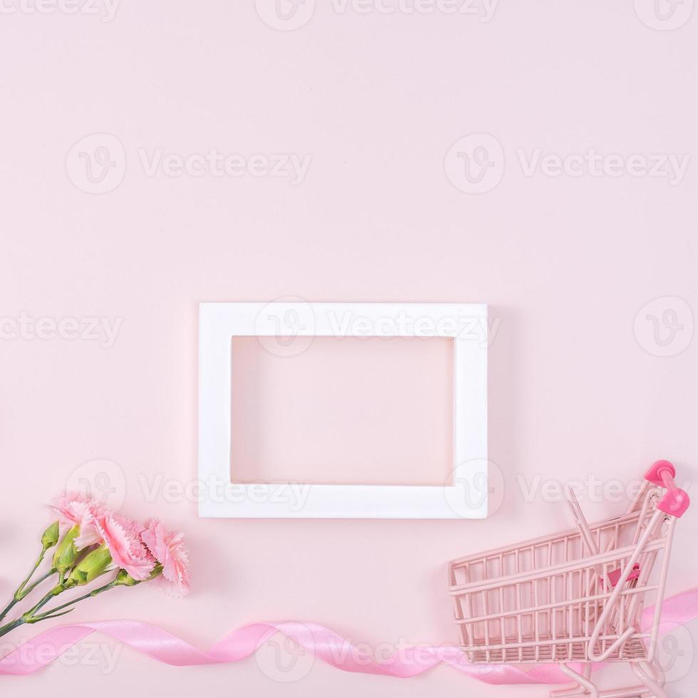 dia das mães, conceito de design de plano de fundo do dia dos namorados, lindo buquê de flores de cravo rosa na mesa rosa pastel, vista superior, configuração plana, espaço de cópia. foto