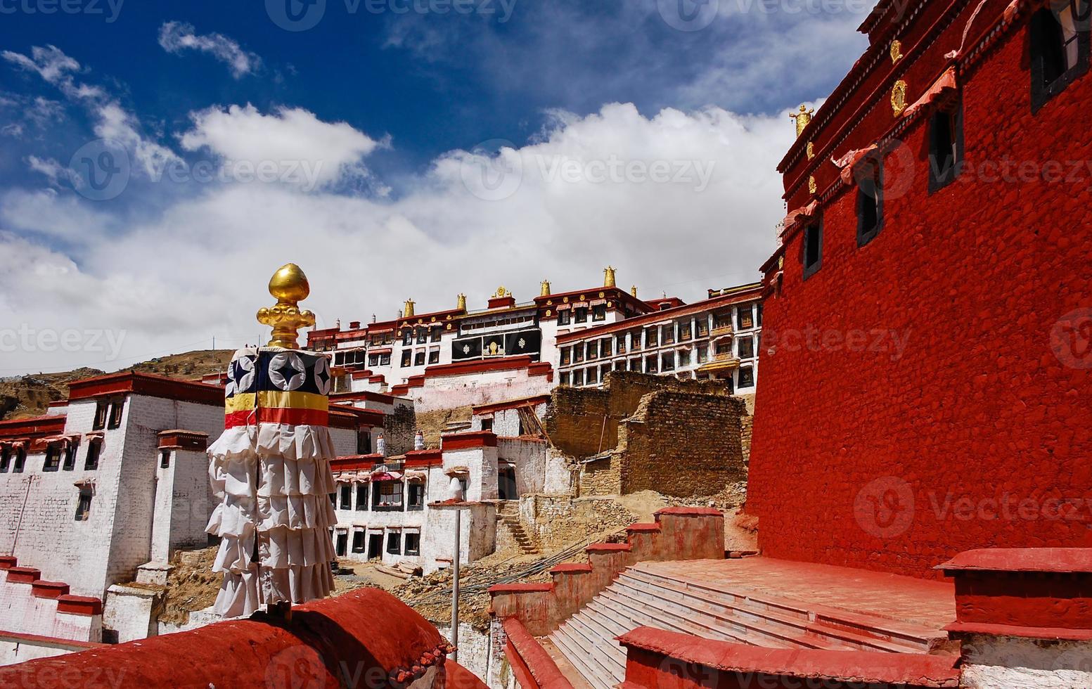 lhasa, tibet - 11 de abril de 2009 ganden mosteiro em dia de verão, tibete foto