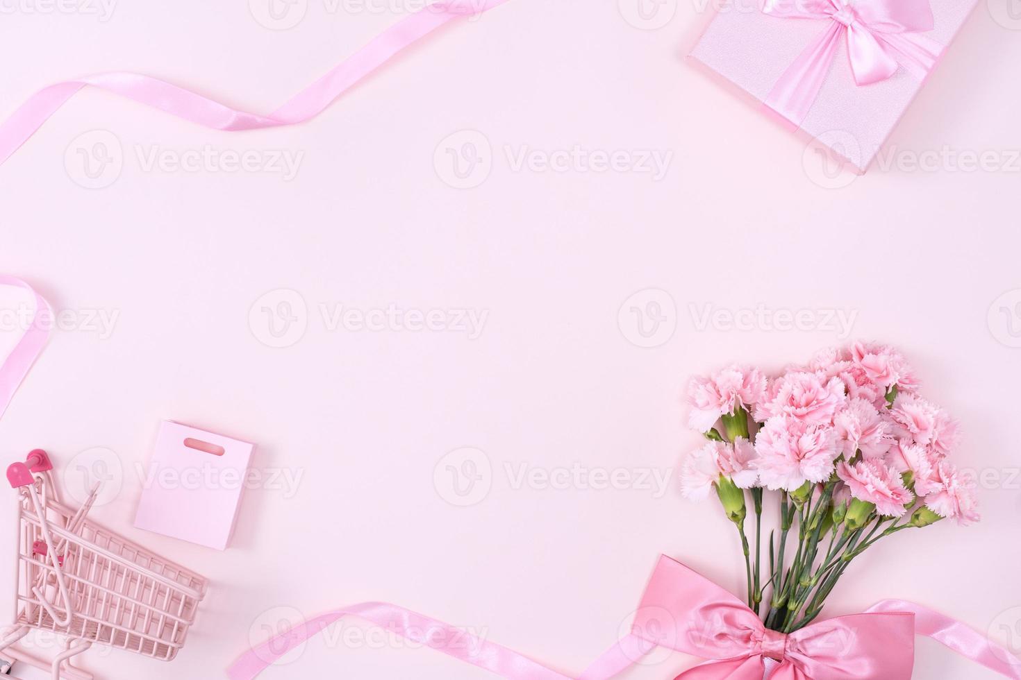 dia das mães, conceito de design de plano de fundo do dia dos namorados, lindo buquê de flores de cravo rosa na mesa rosa pastel, vista superior, configuração plana, espaço de cópia. foto