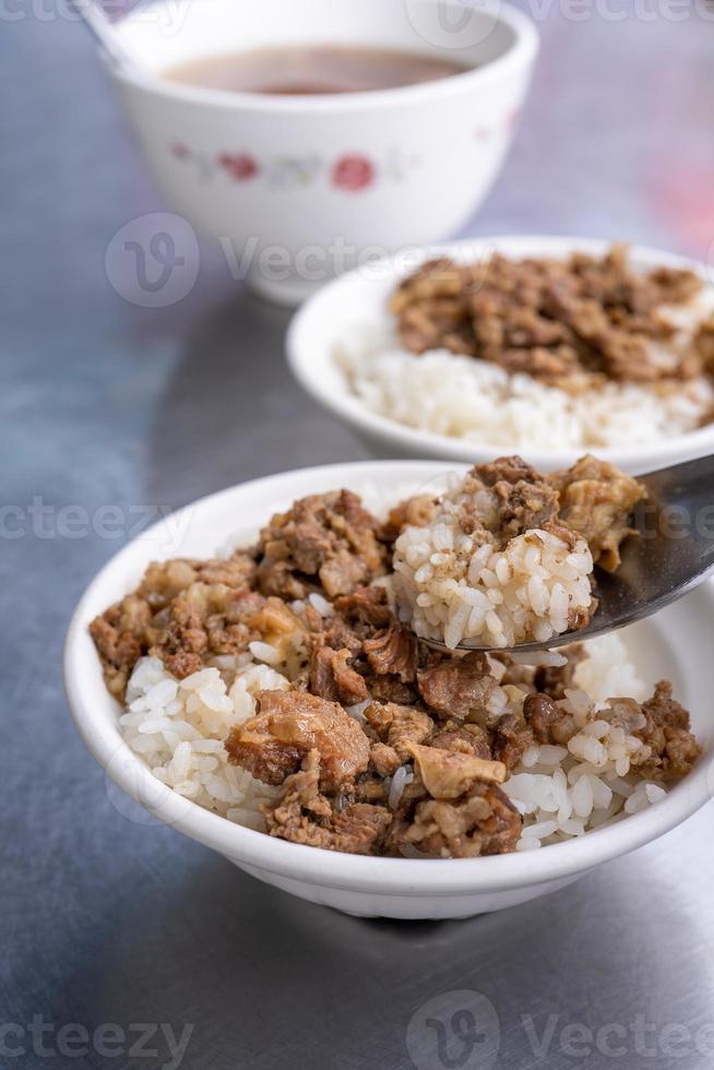 arroz de carne assada, carne estufada sobre arroz cozido em tainan, taiwan. iguaria de comida de rua tradicional famosa de taiwan. conceito de design de viagens, closeup. foto