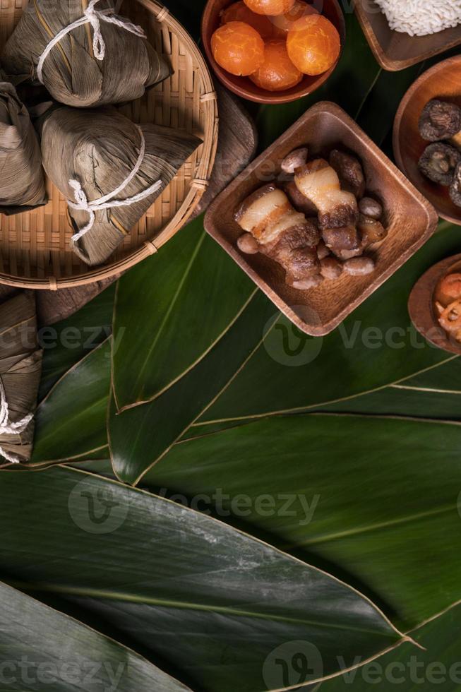 bolinho de arroz, zongzi - comida chinesa tradicional no fundo da folha verde do festival do barco dragão, festival duanwu, vista superior, conceito de design plano leigo. foto