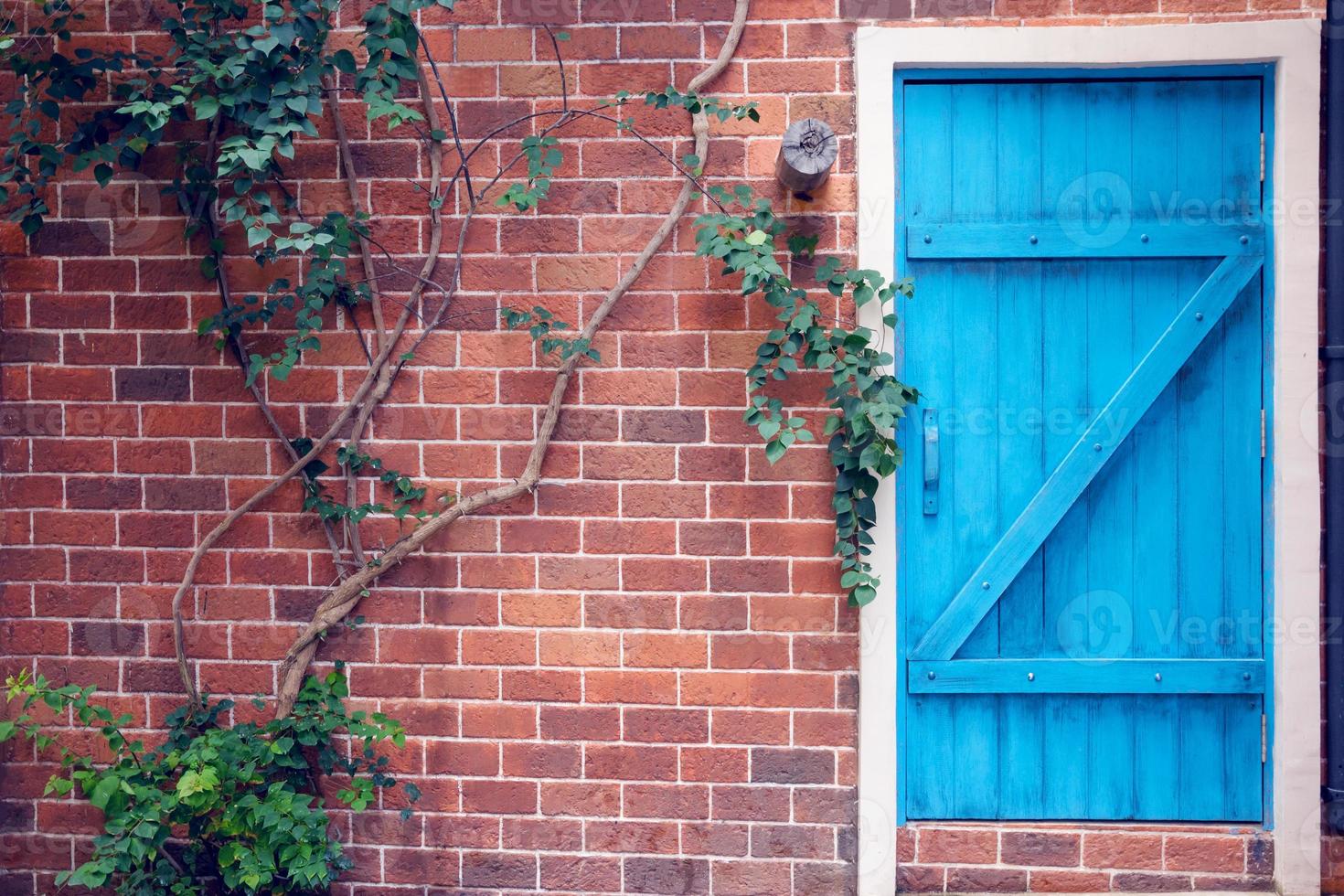 porta de madeira azul na parede de tijolos, efeito de filtro foto