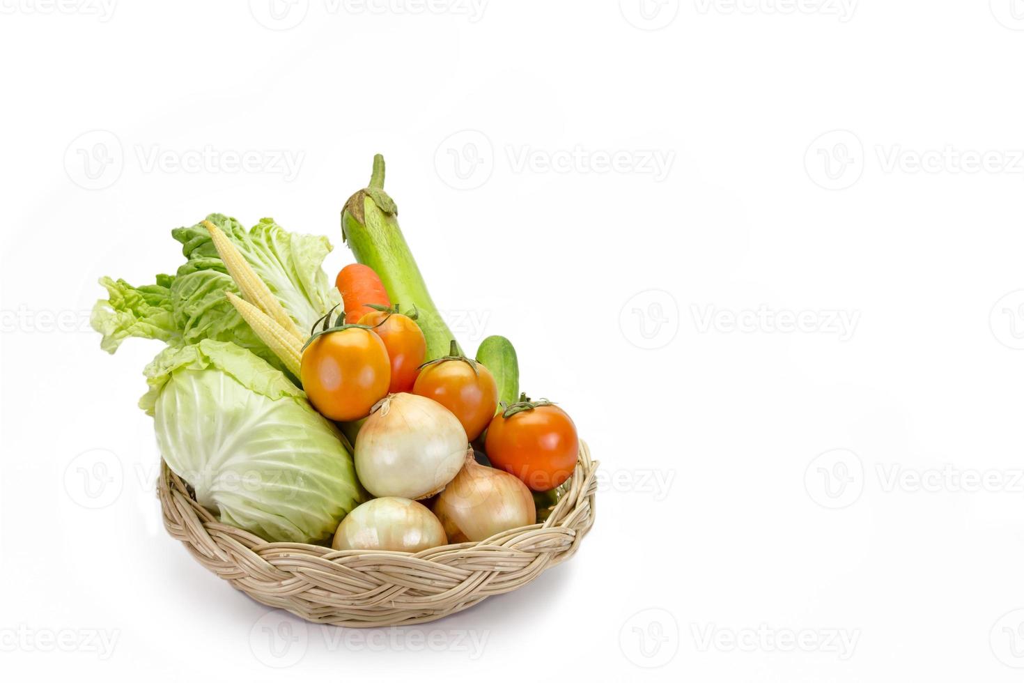 vários legumes frescos na cesta. foto