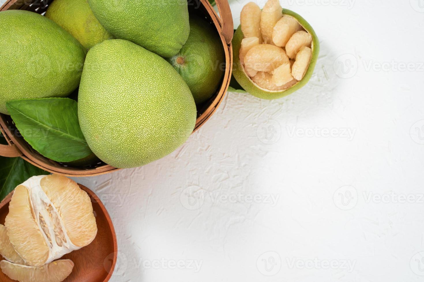 pomelo fresco, pomelo, toranja, shaddock em fundo branco, frutas para o festival do meio do outono, vista superior, postura plana. foto