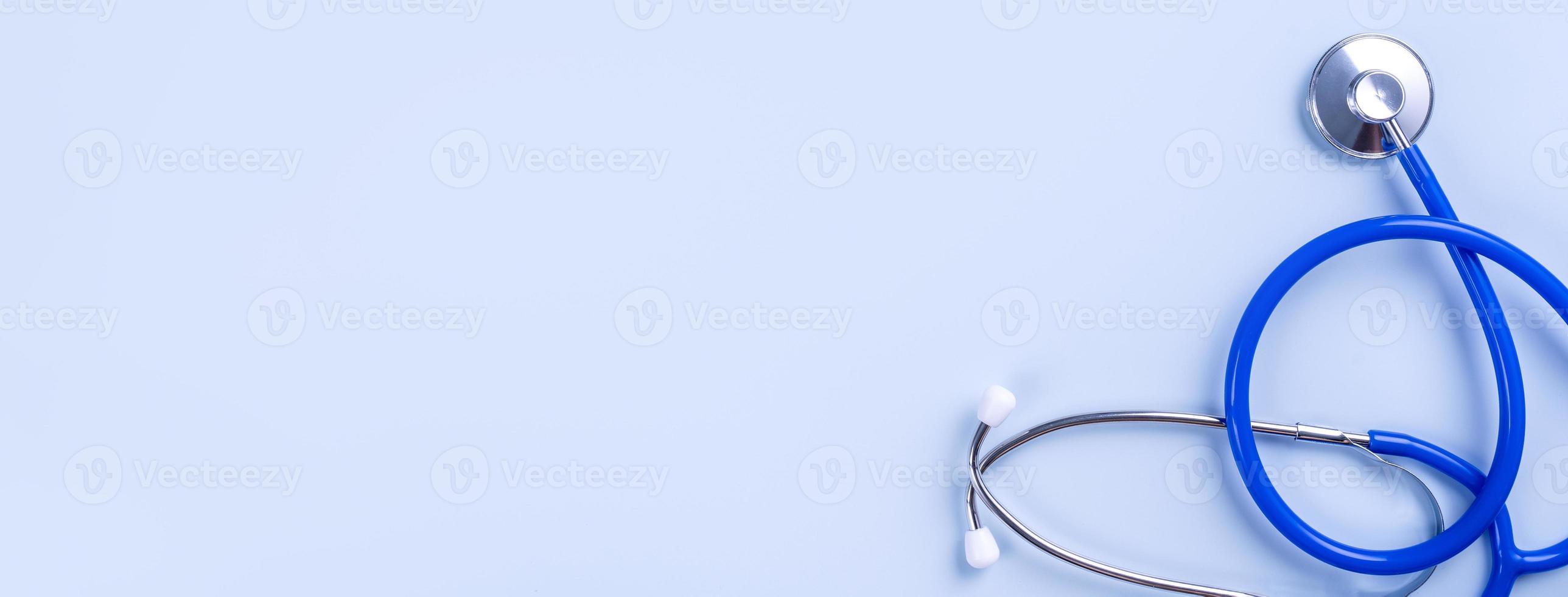 máscara azul - equipamento médico com estetoscópio, conceito de infecção e prevenção pandêmica de doenças mundiais, vista superior, configuração plana, design aéreo foto