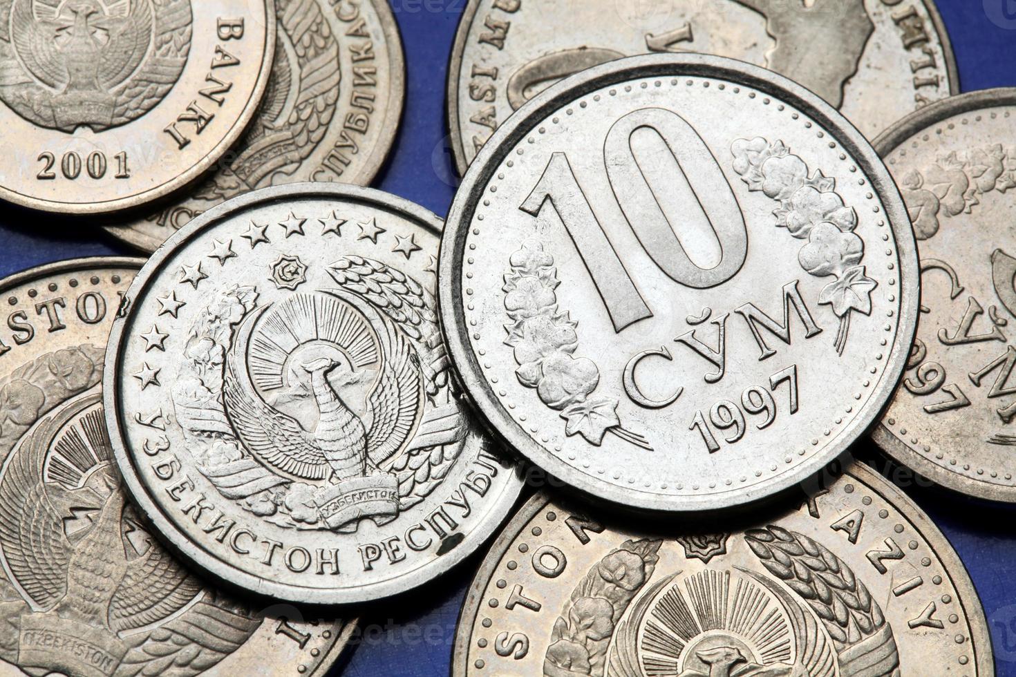 moedas do uzbequistão foto