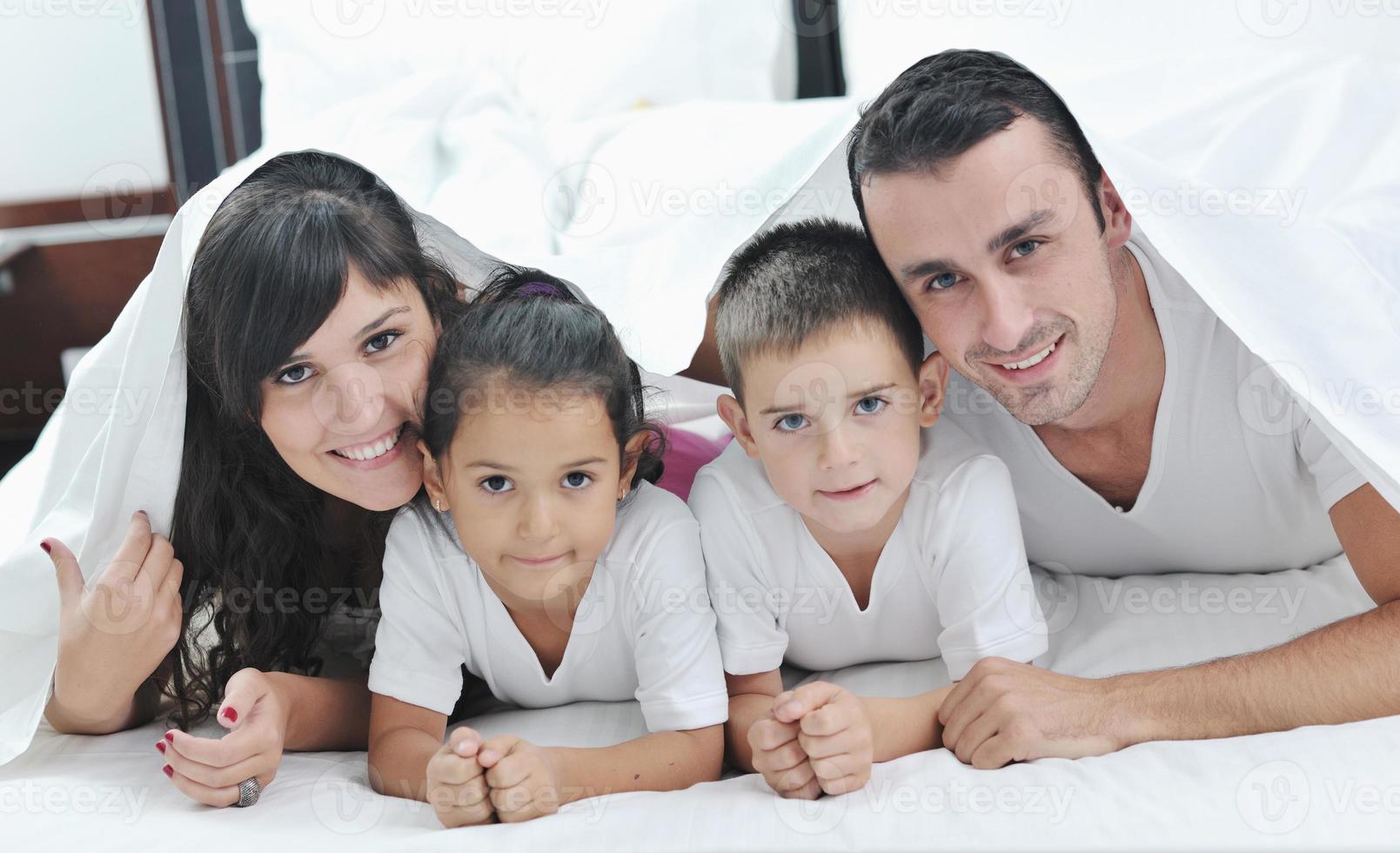 família jovem feliz em seu quarto foto