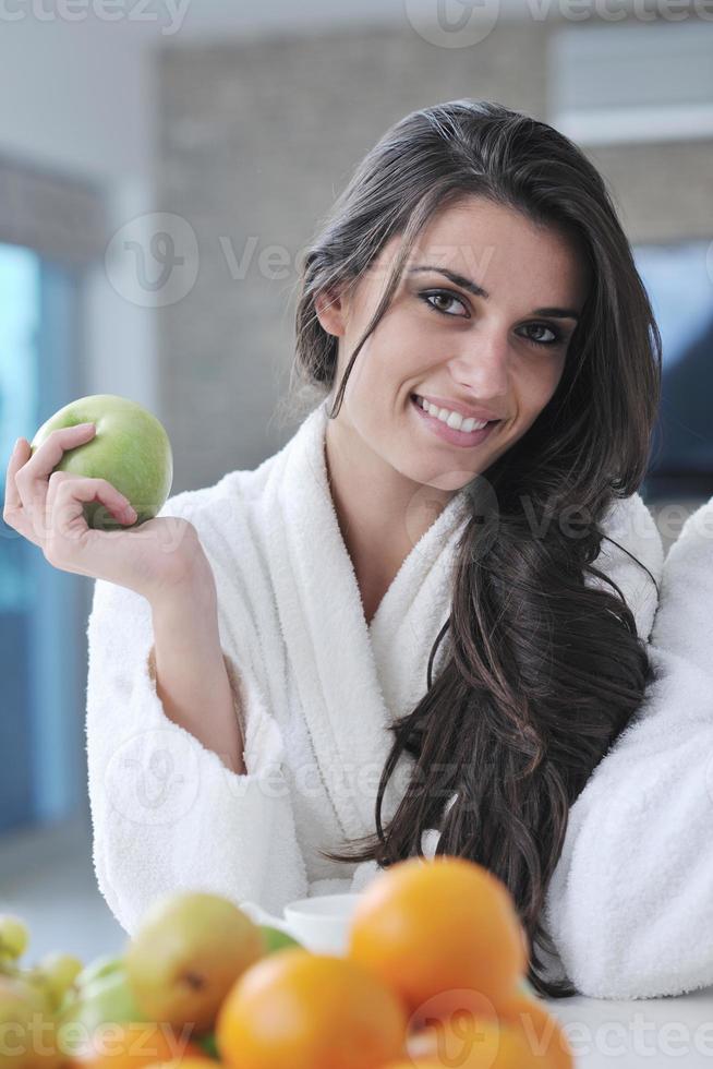 jovem casal se diverte na cozinha moderna foto