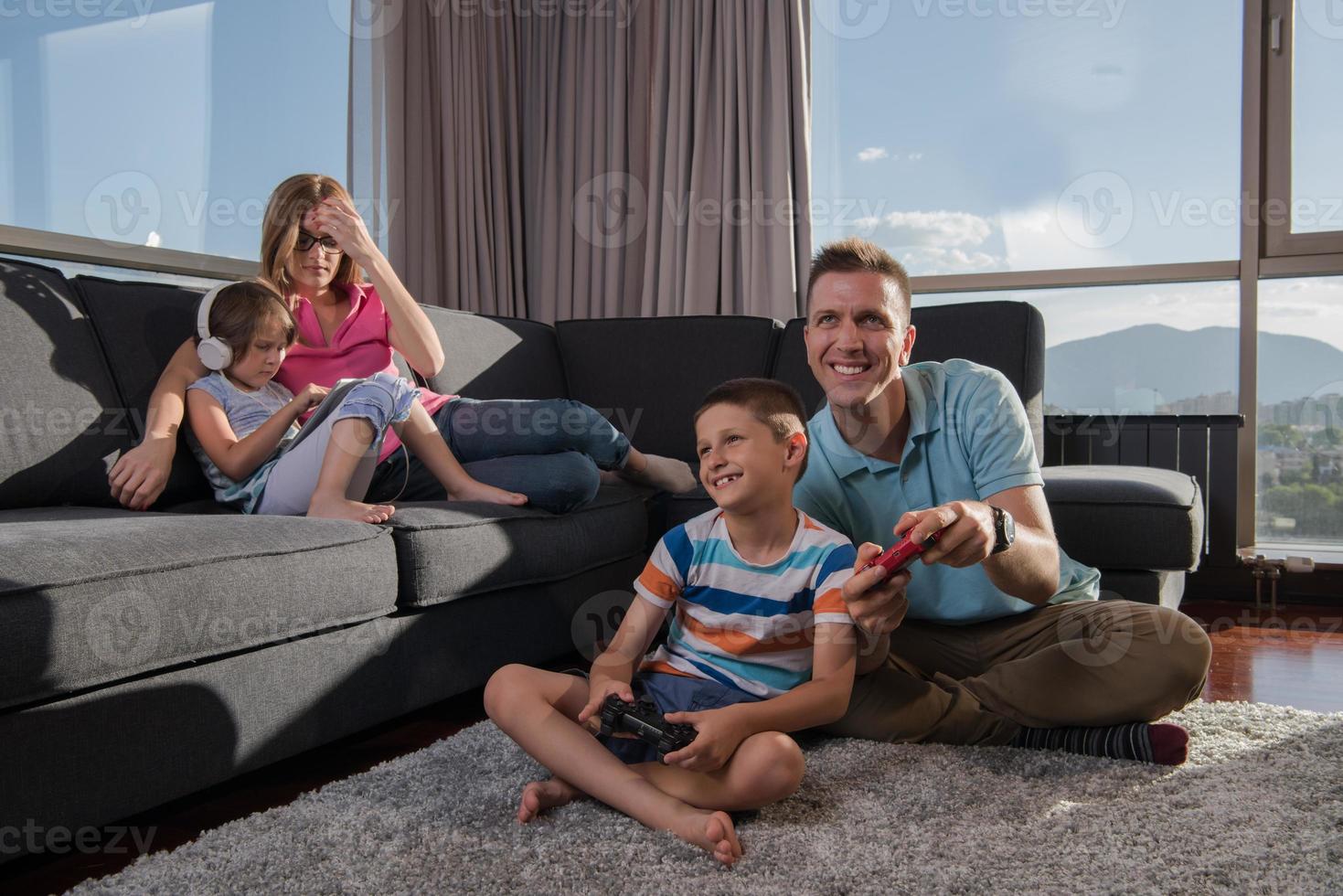 família feliz jogando videogame foto