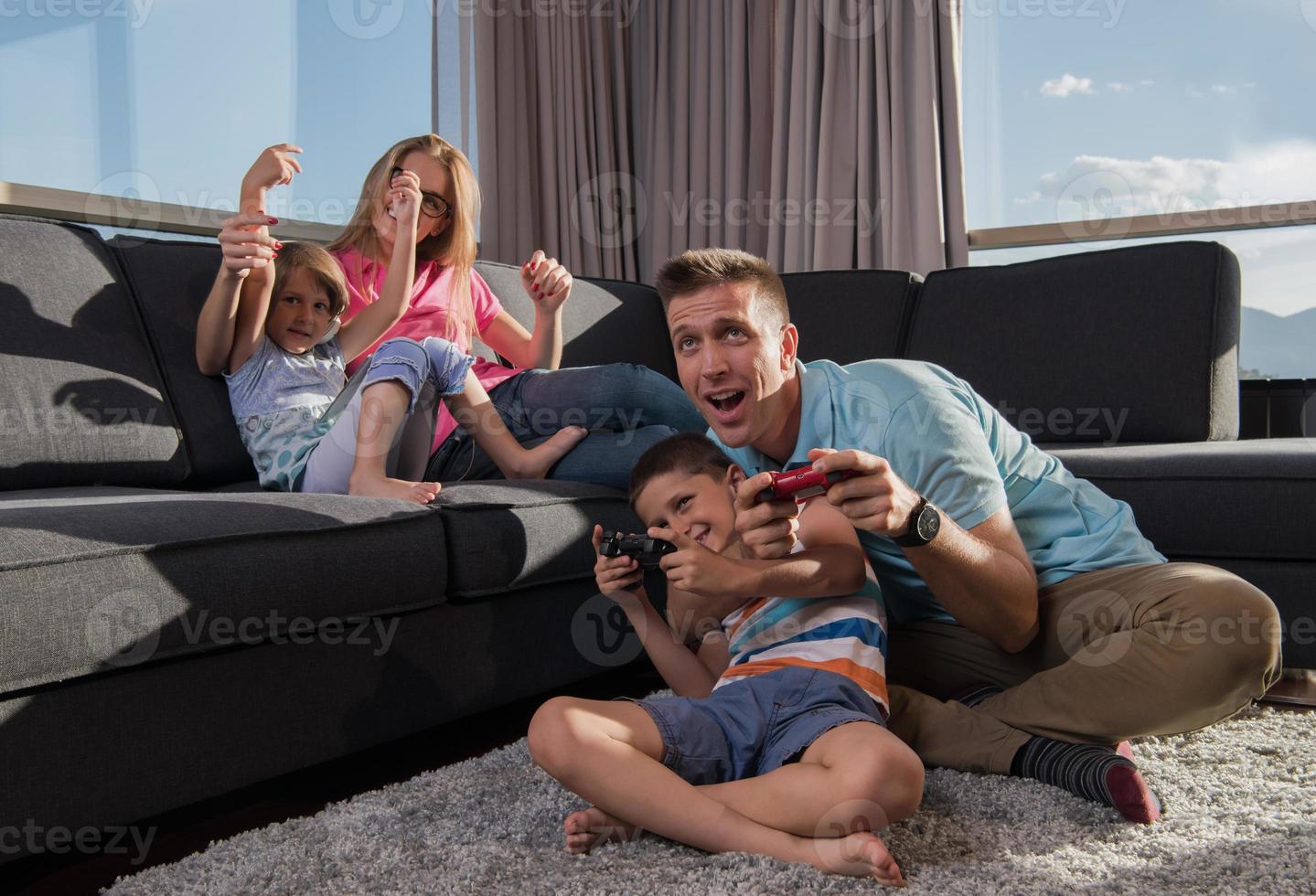 família feliz jogando videogame foto