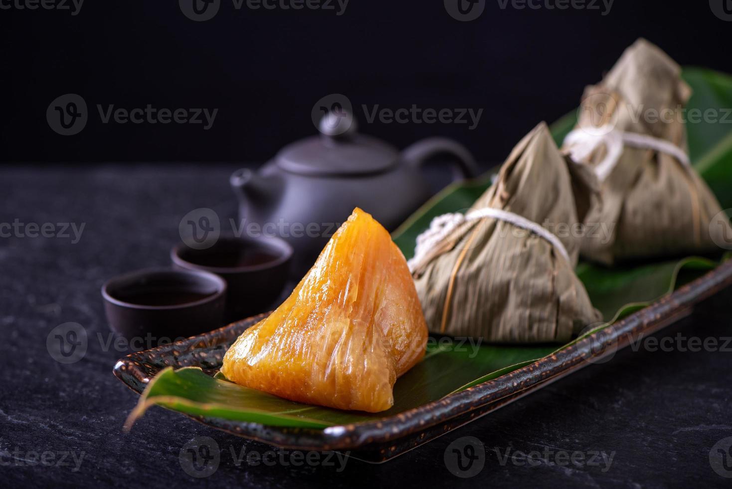 bolinho de arroz alcalino zongzi - comida de cristal chinesa doce tradicional em um prato para comer para o conceito de celebração do festival do barco dragão duanwu, close-up. foto