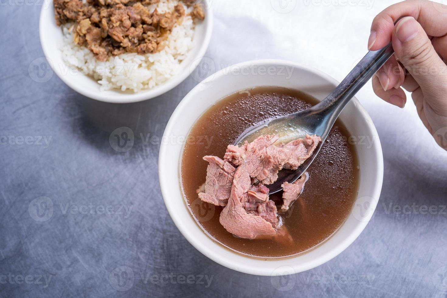sopa de carne - comida famosa em taiwan, ásia, cozinha de delicadeza de rua taiwanesa asiática, close-up, estilos de vida, café da manhã tradicional em tainan. foto