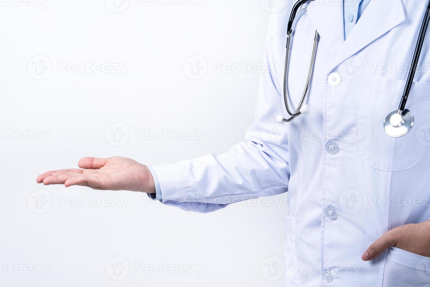 parte do corpo do médico feminino com gesto com a mão, médico jovem com estetoscópio isolado no fundo branco, close-up, vista recortada, copie o espaço foto