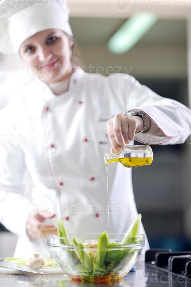 chef preparando a refeição foto