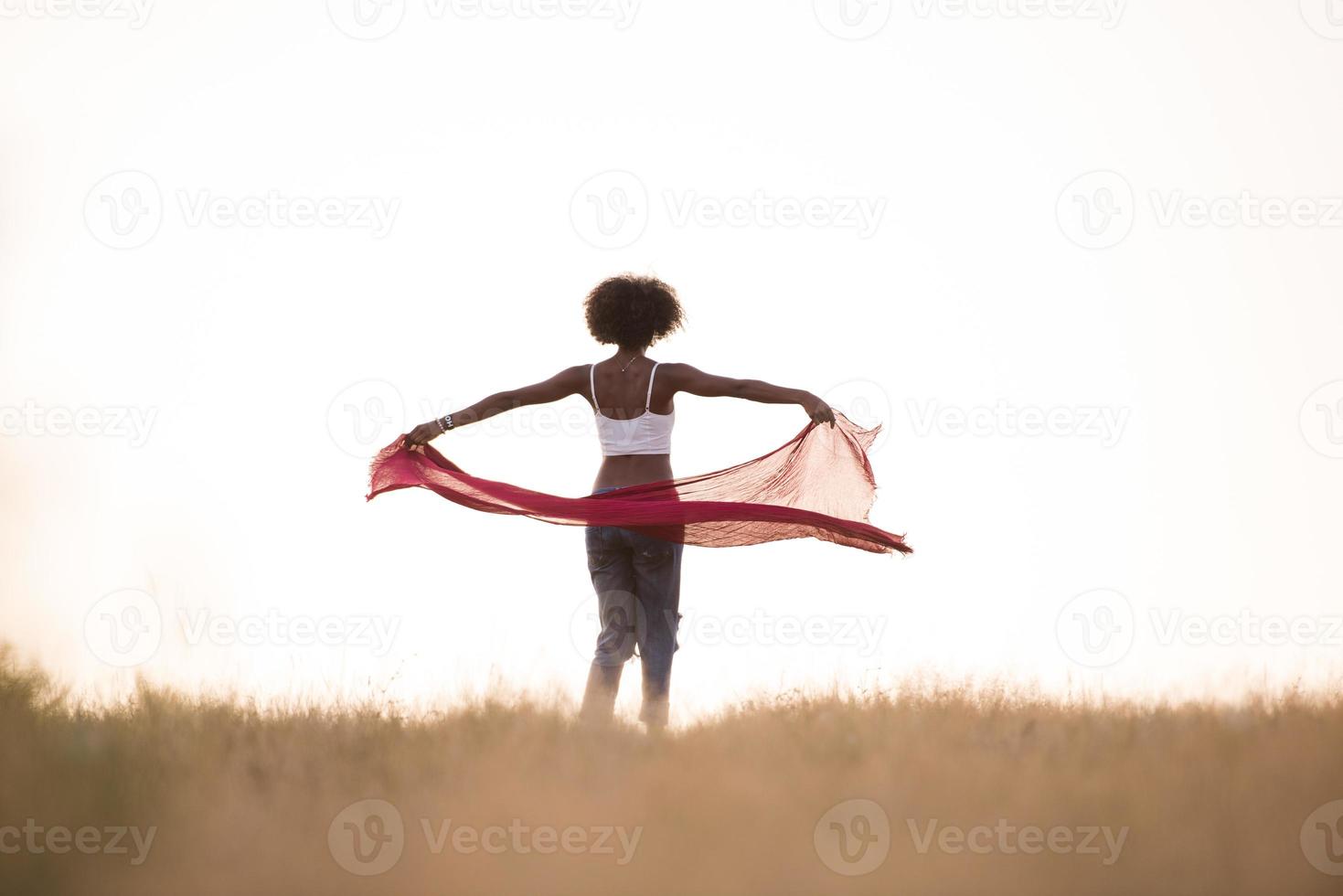 garota negra dança ao ar livre em um prado foto