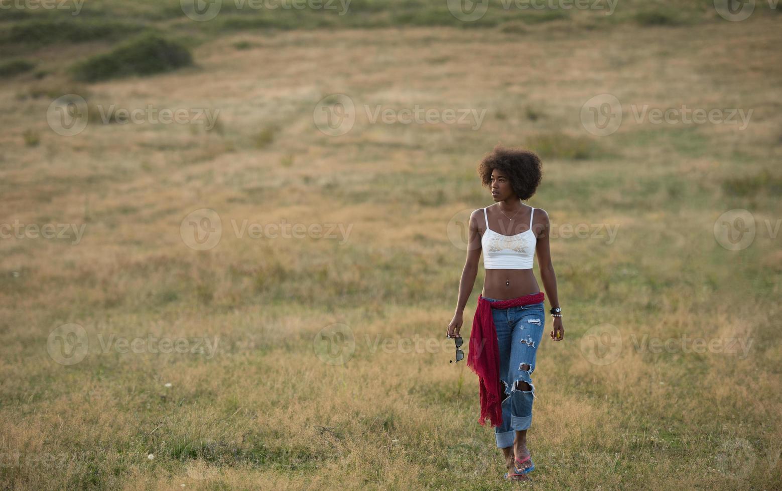 jovem negra na natureza foto