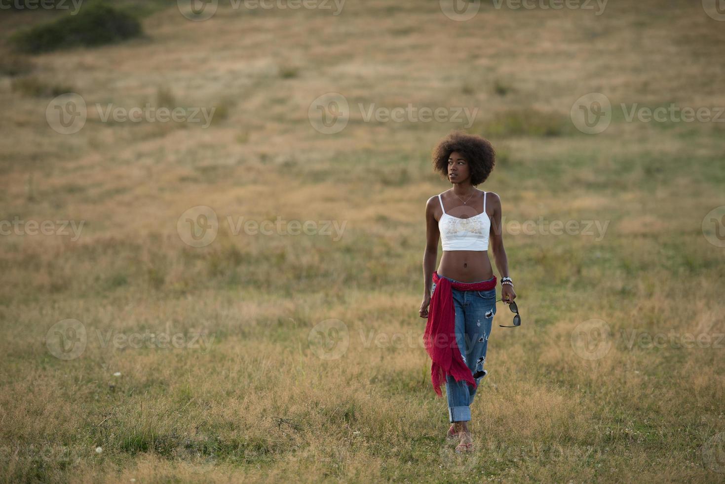 jovem negra na natureza foto