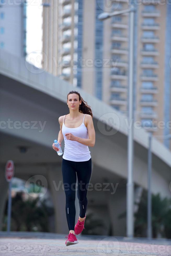 mulher correndo de manhã foto