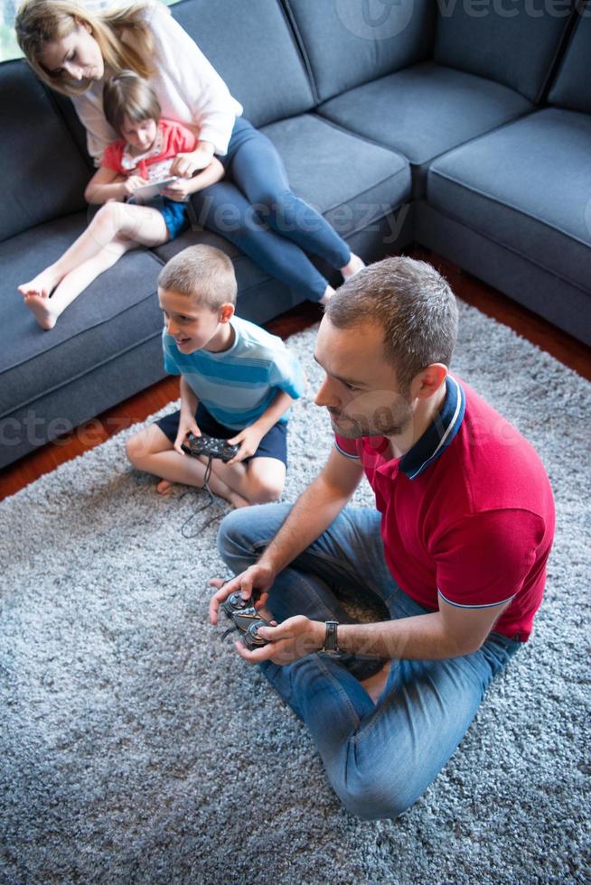 família feliz jogando videogame foto