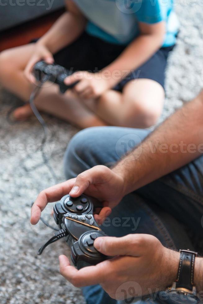 família feliz jogando videogame foto