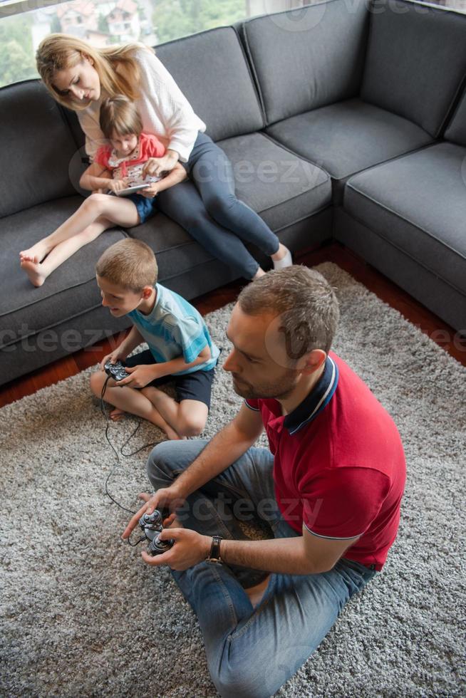 família feliz jogando videogame foto