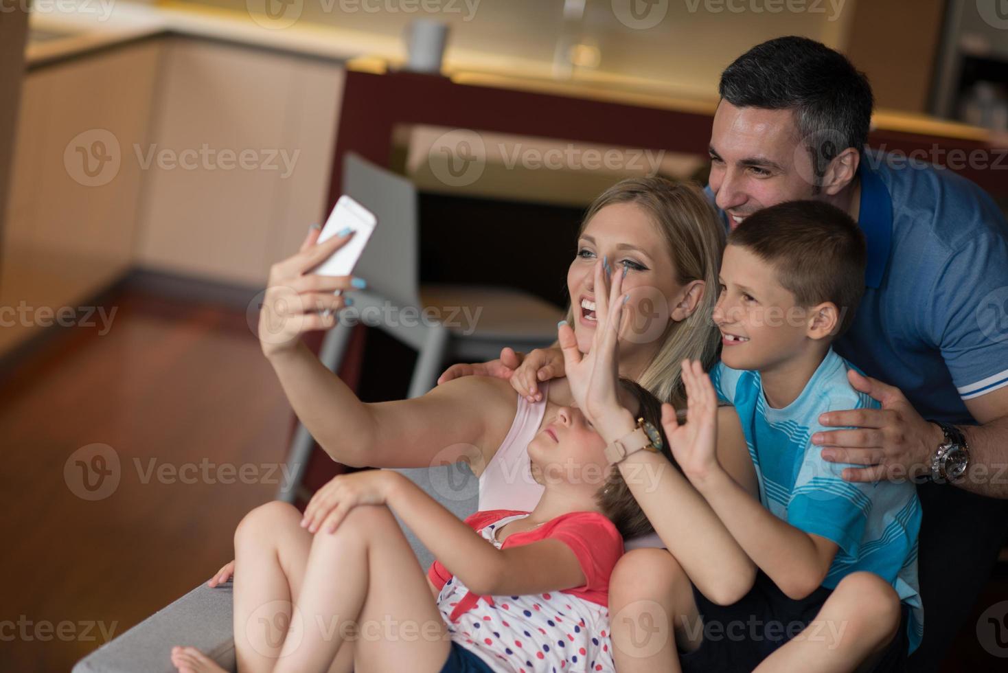 família se divertindo em casa foto
