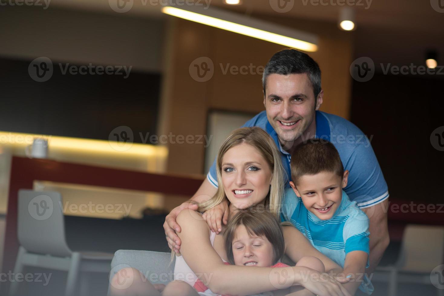 casal passando tempo com filhos foto