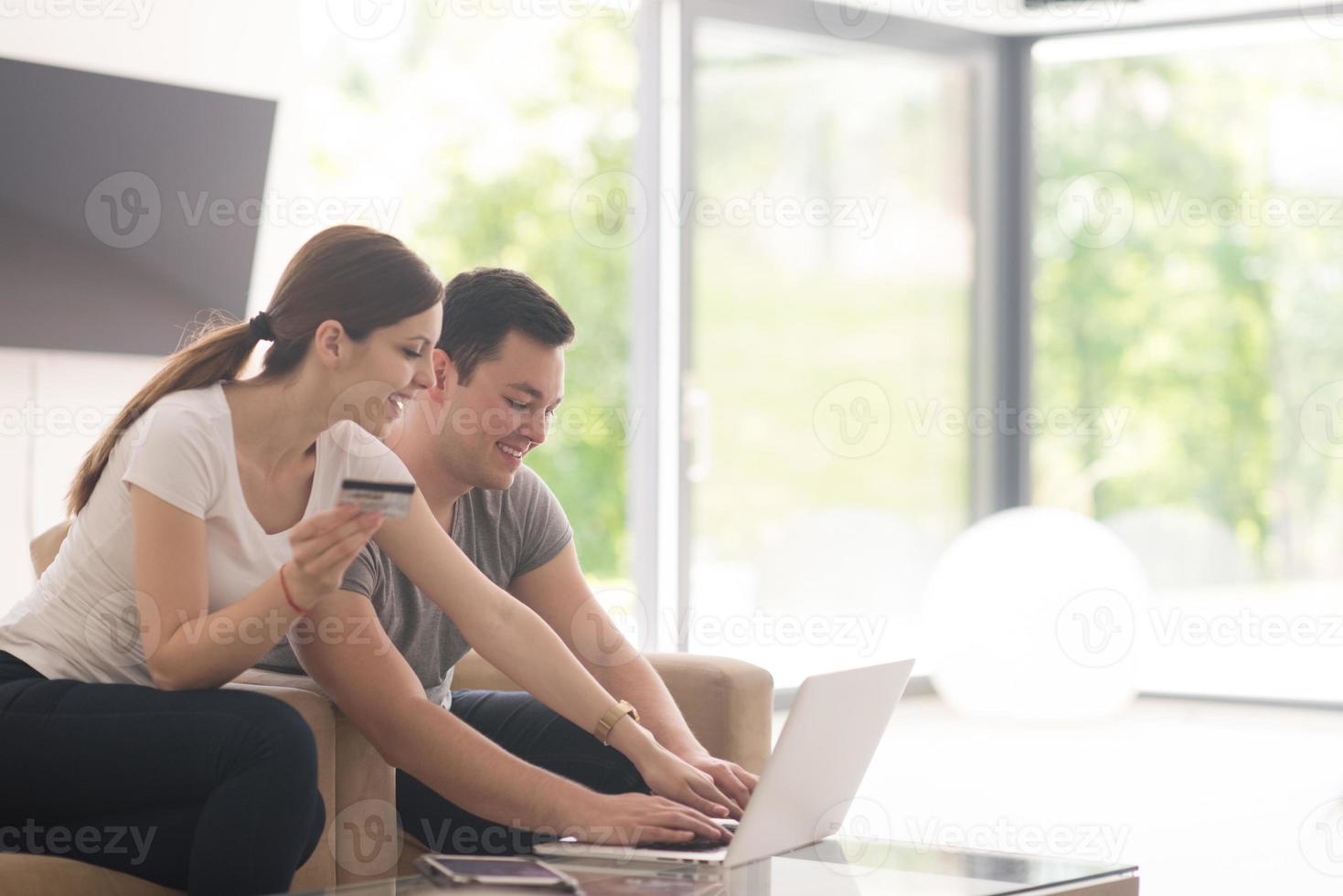 feliz casal jovem comprando online foto