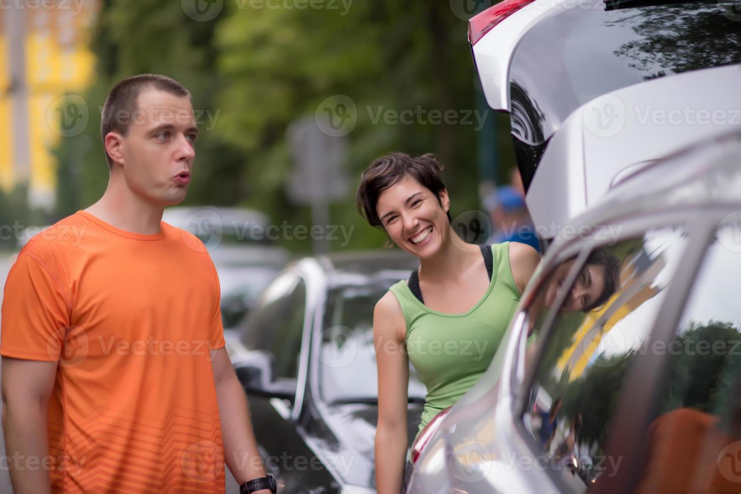 retrato de casal de jogging no treino matinal foto