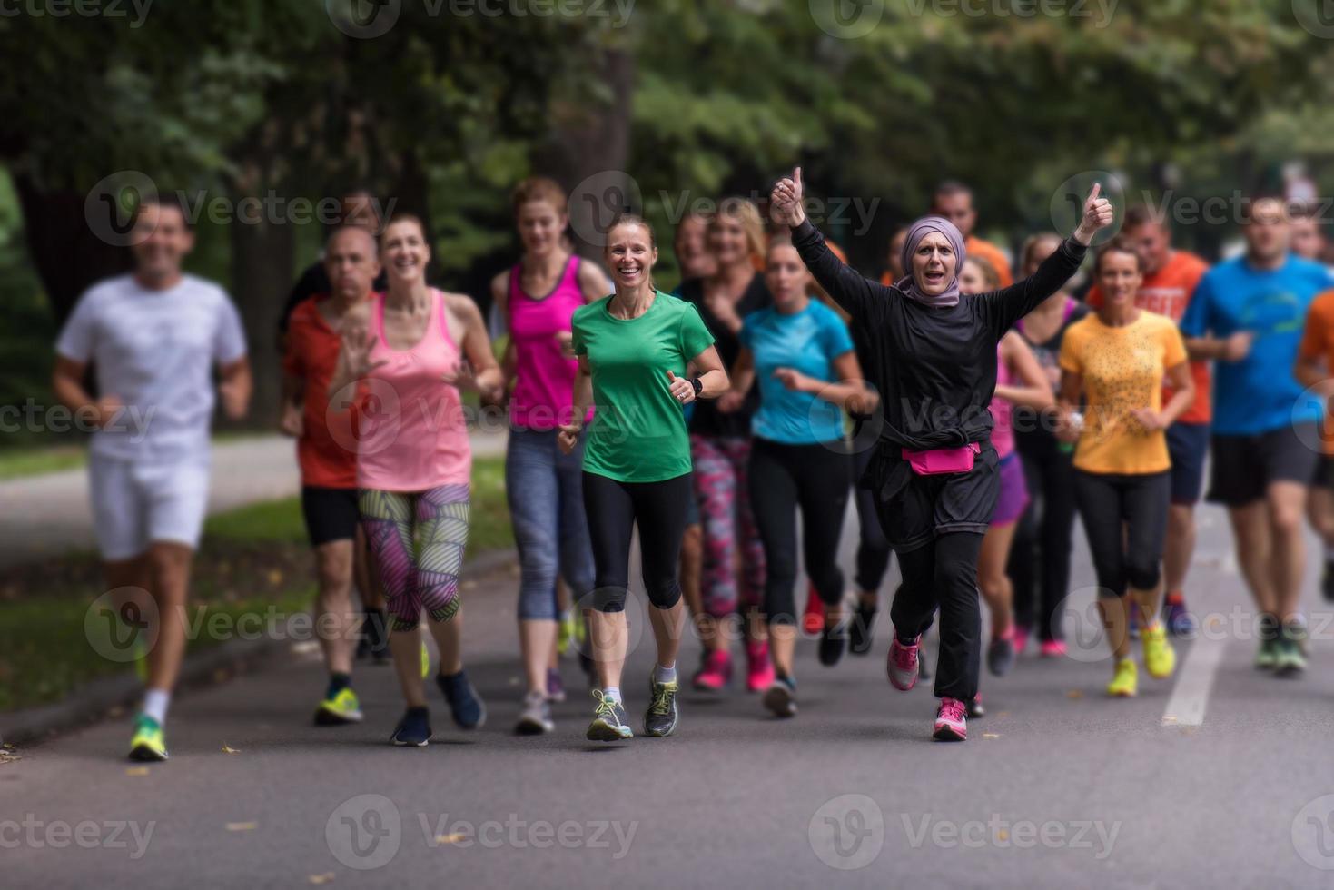 mulher muçulmana com sua equipe de corredores correndo foto