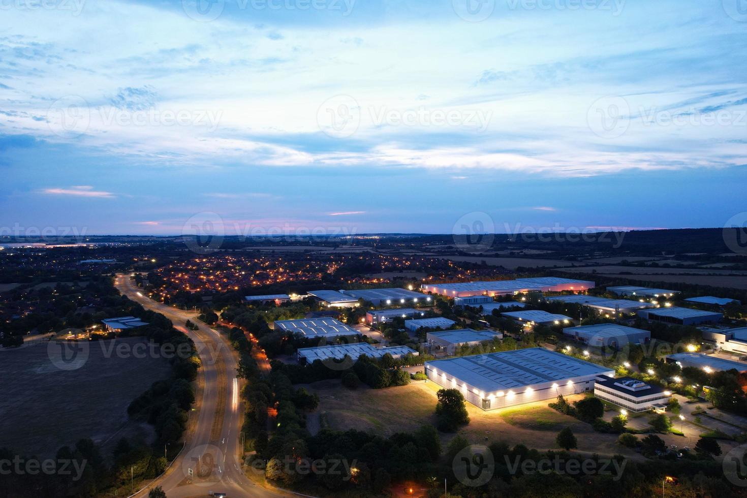 vista aérea noturna das autoestradas britânicas com estradas iluminadas e tráfego foto