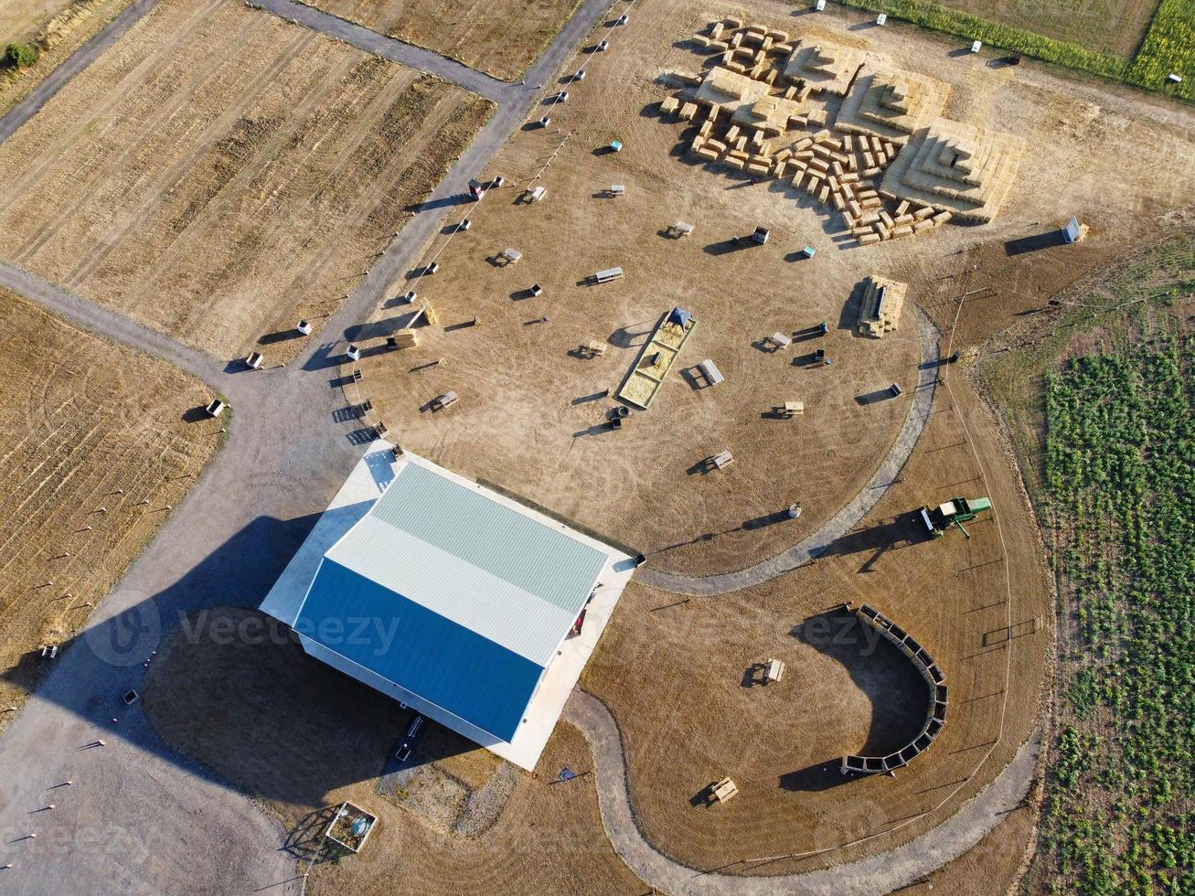 grande grupo de cordeiro e ovelhas britânicos em fazendas, vista de alto ângulo do drone em bedfordshire inglaterra foto