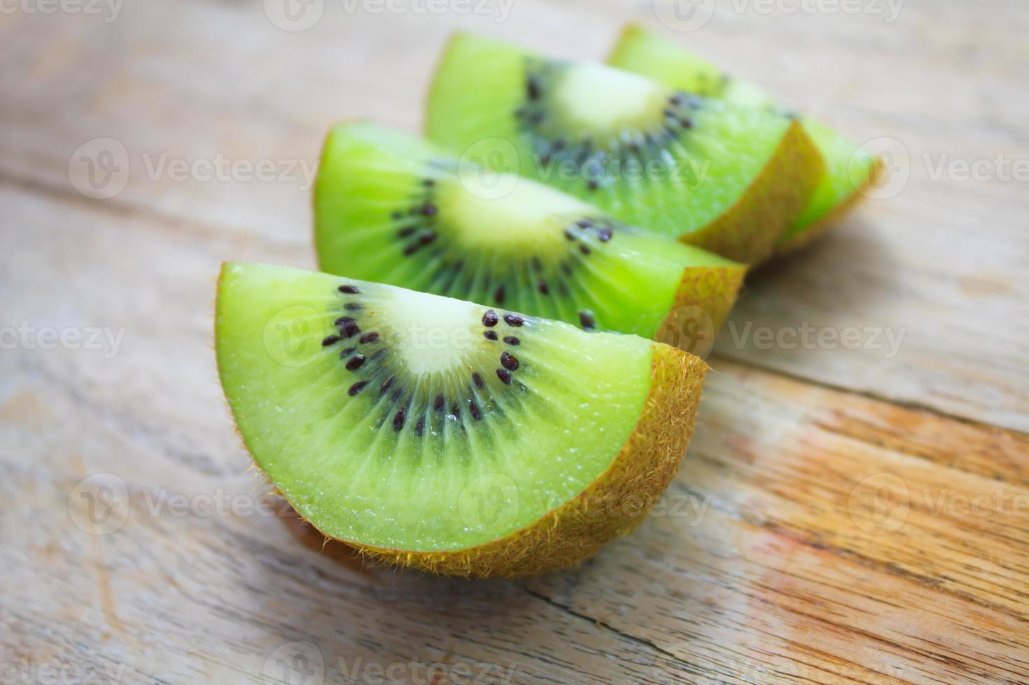 kiwis frescos na mesa de madeira foto