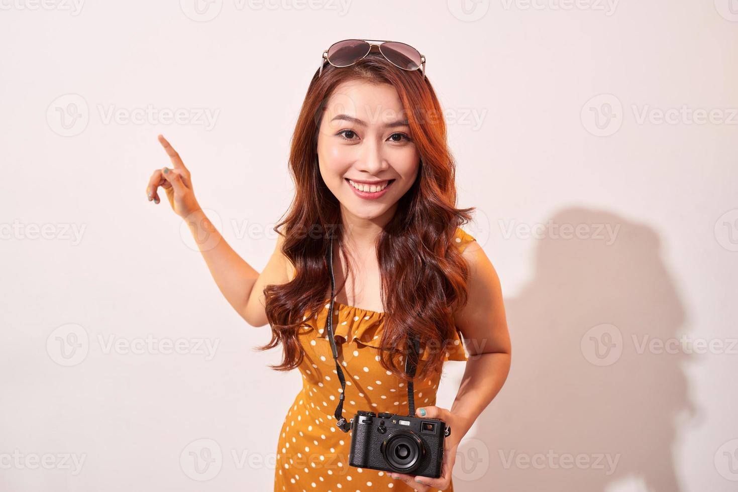 viajante alegre menina curiosamente apontando para o céu foto