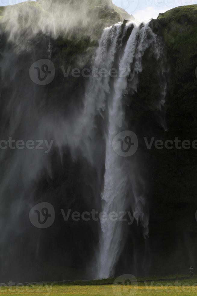 vento sopra uma cachoeira na islândia foto