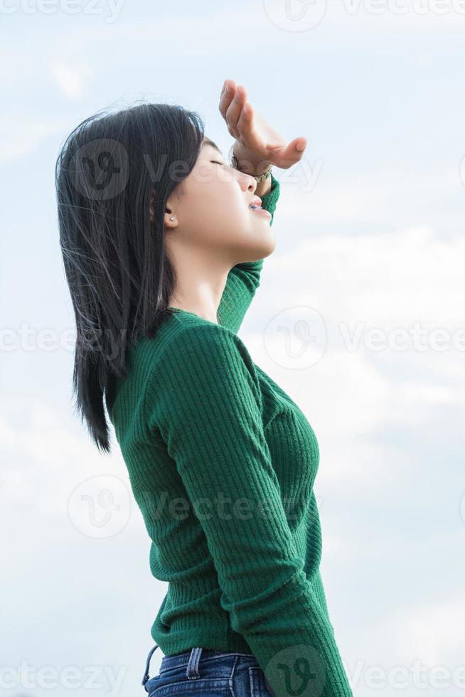 as mulheres respiram oxigênio na natureza pura. mulher retrato. foto