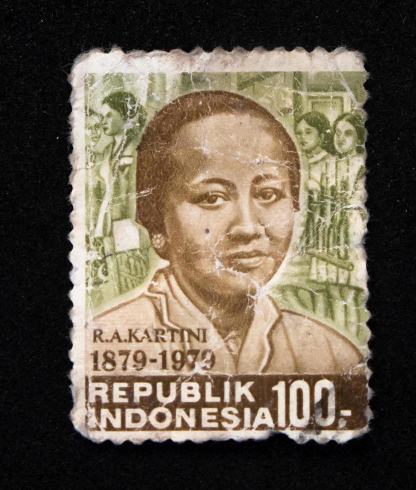 sidoarjo, jawa timur, indonésia, 2022 - filatelia com o tema da ilustração da personagem feminina indonésia ra kartini foto