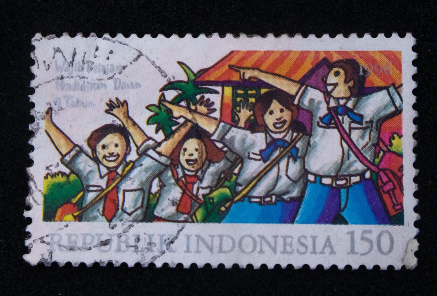 sidoarjo, jawa timur, indonésia, 2022 - filatelia, uma coleção de selos com o tema da ilustração do ensino obrigatório de 9 anos foto