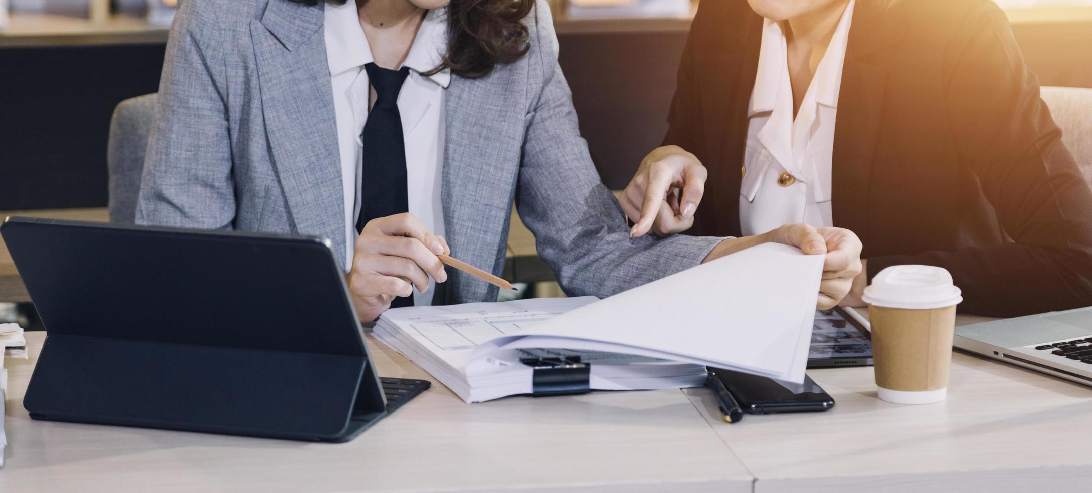 reunião de consultoria de negócios trabalhando e brainstorming novo conceito de investimento financeiro de projeto de negócios foto