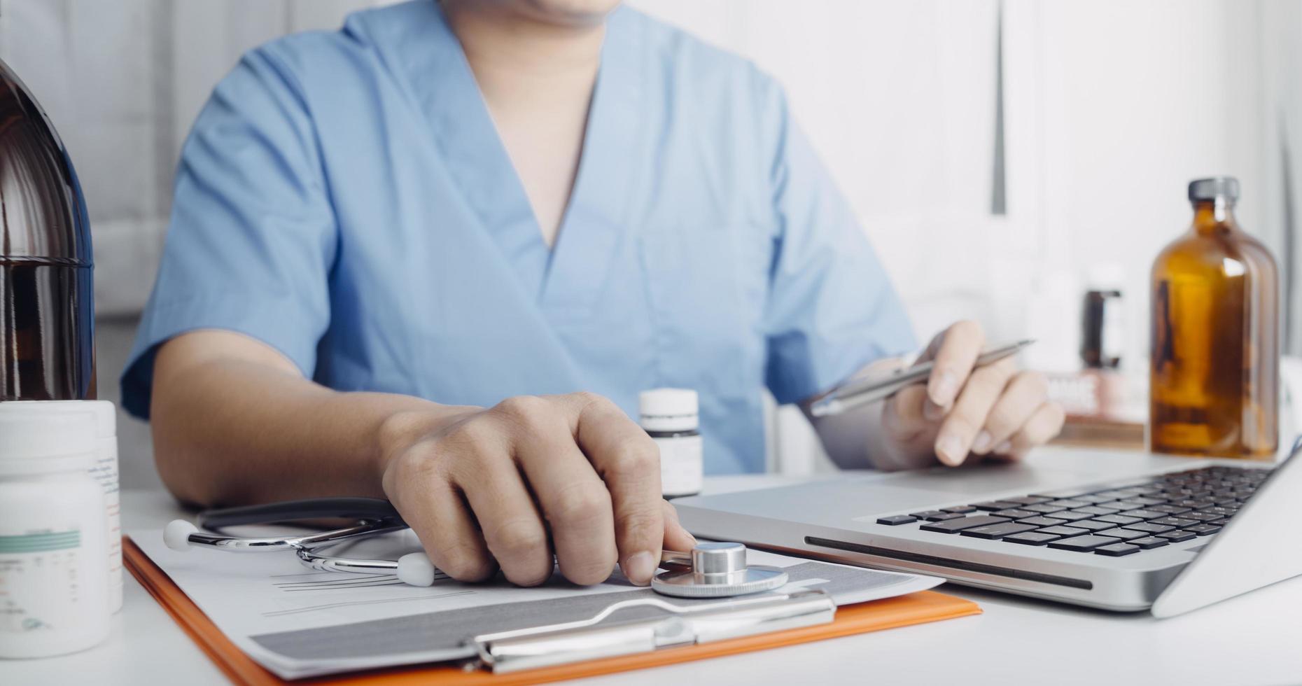 dupla exposição do conceito de saúde e medicina de tecnologia. dois médicos usando tablet digital e banner panorâmico de ícones de interface de tela virtual moderna, fundo desfocado. foto