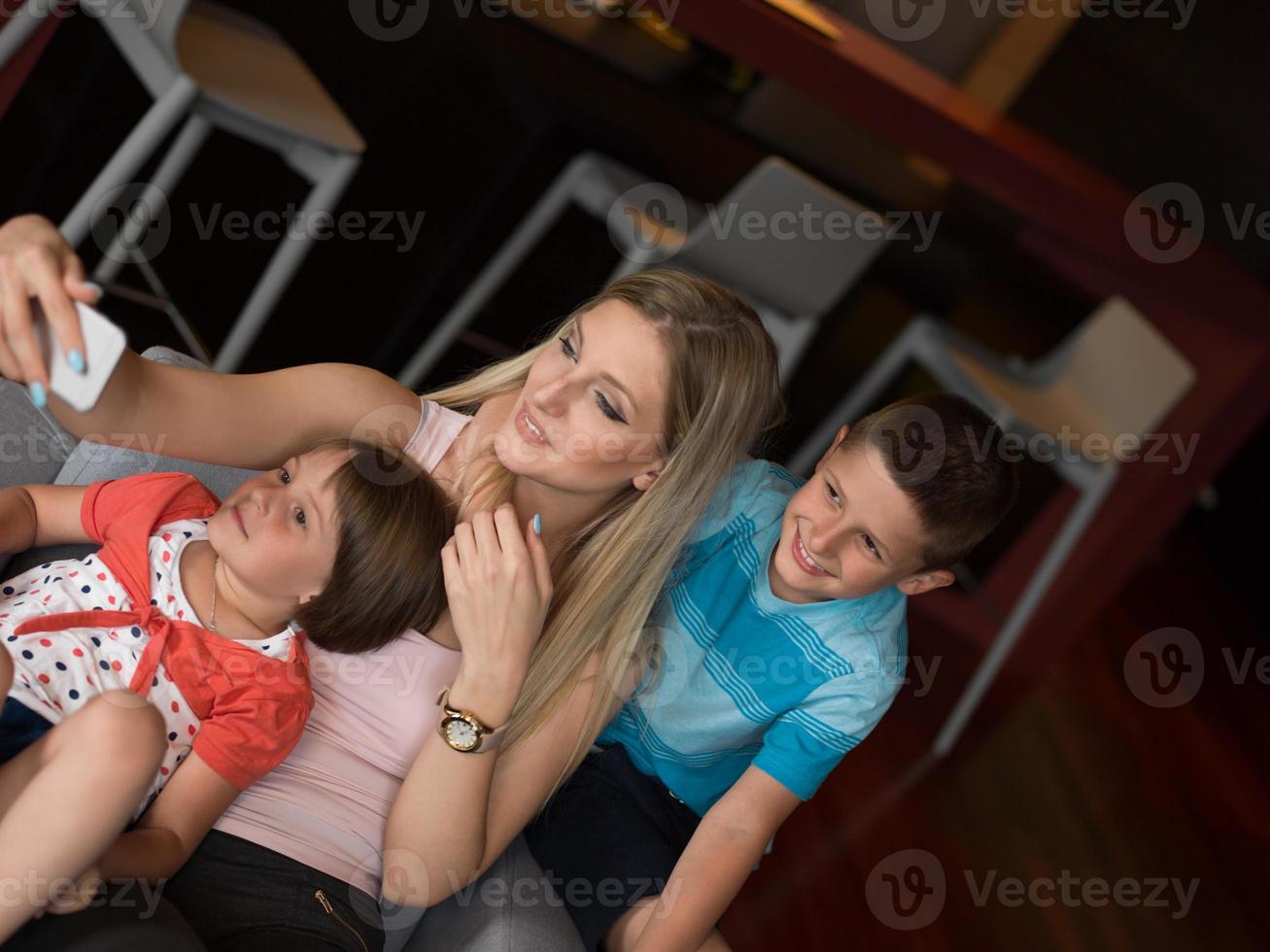 família se divertindo em casa foto