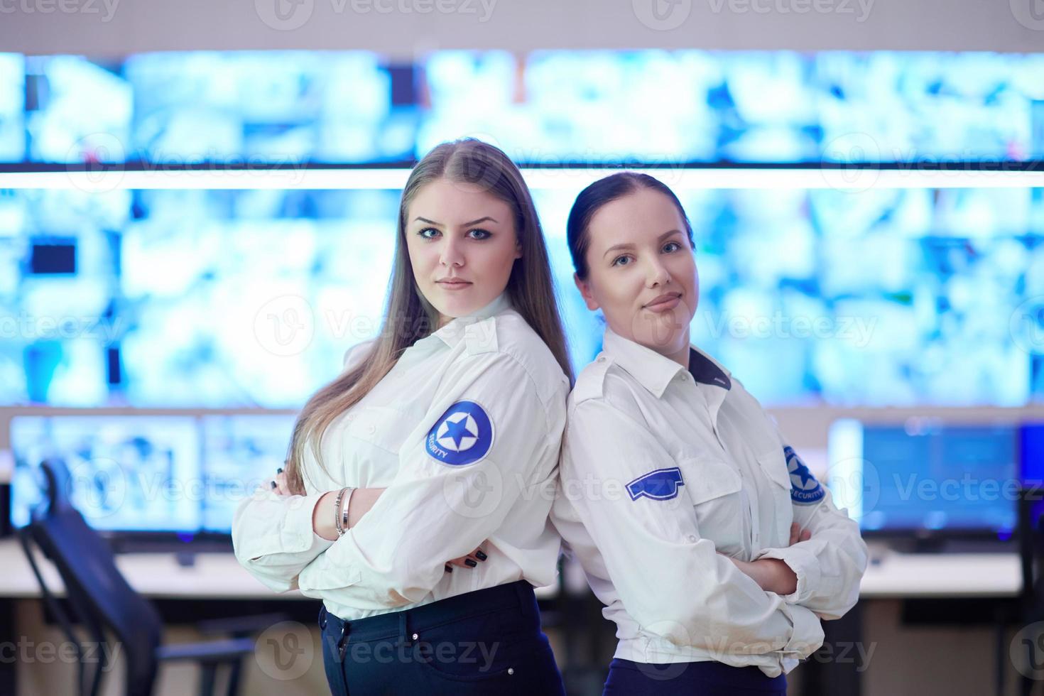 retrato de grupo de operador feminino em uma sala de controle do sistema de dados de segurança foto