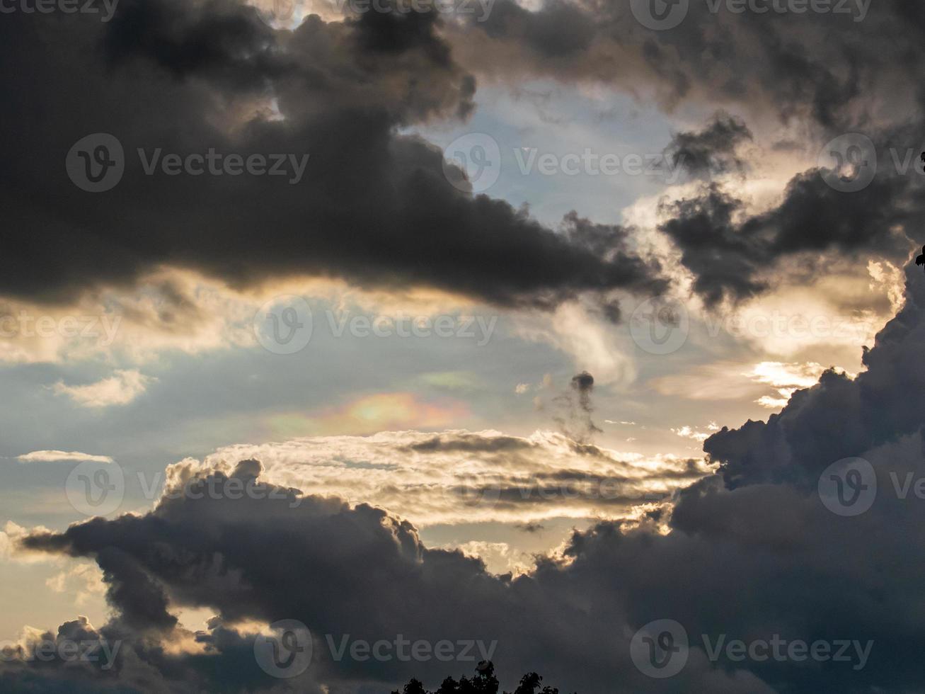 nuvens escuras no céu azul foto