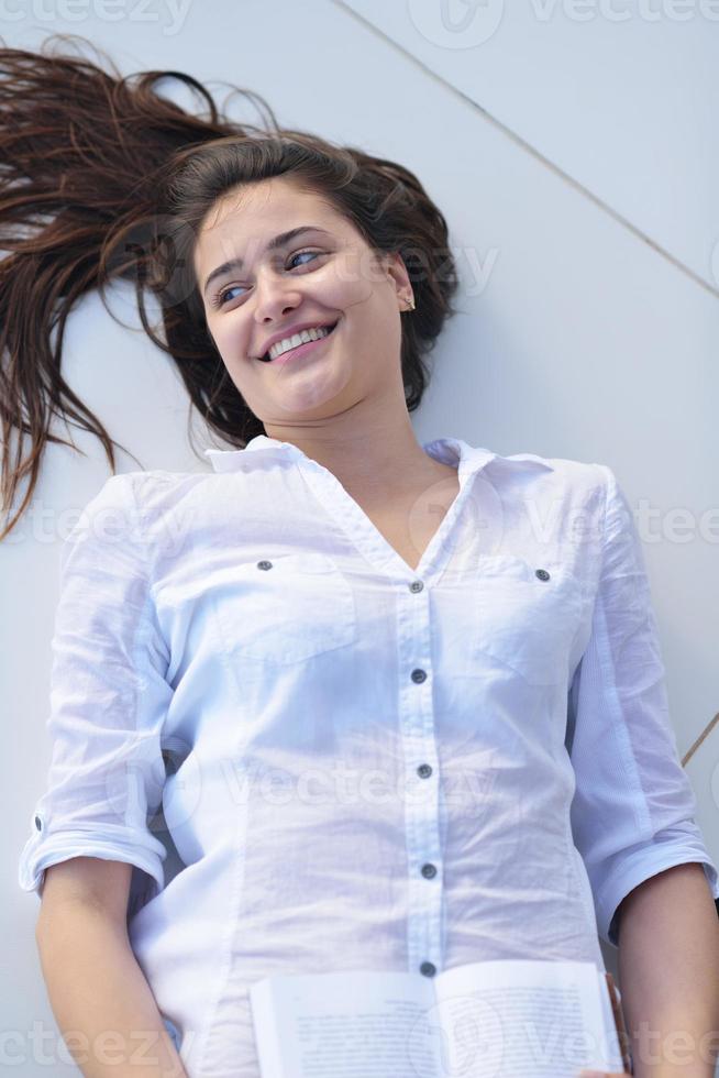 jovem relaxada em casa foto