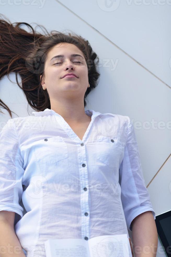 jovem relaxada em casa foto