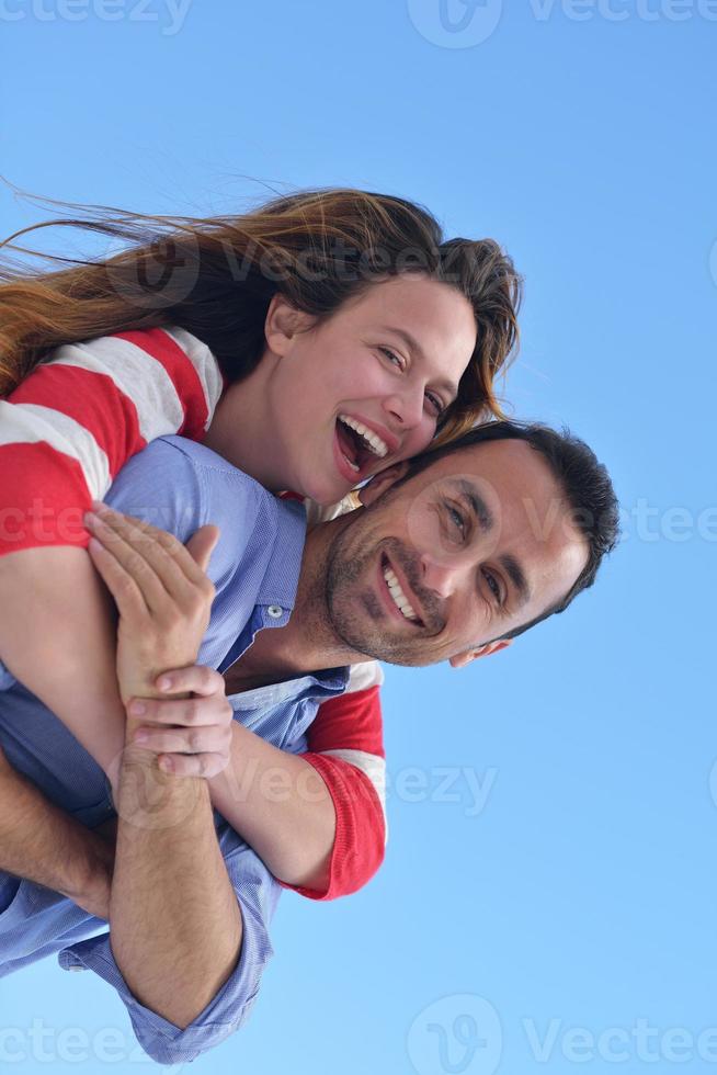 feliz casal romântico jovem se divertir relaxar foto