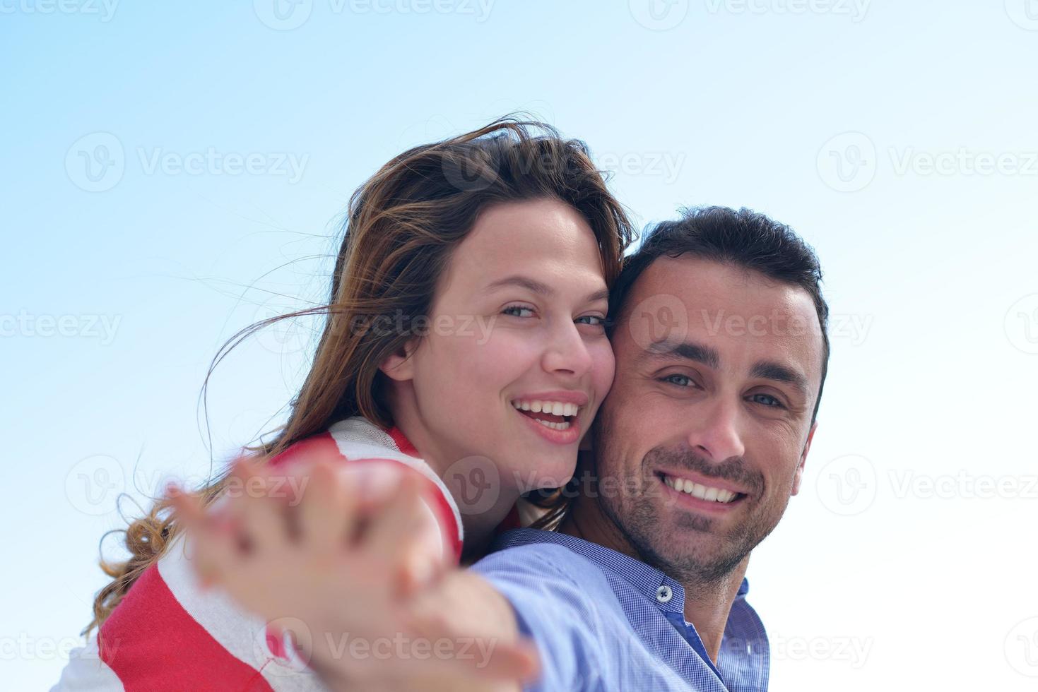 feliz casal romântico jovem se divertir relaxar foto