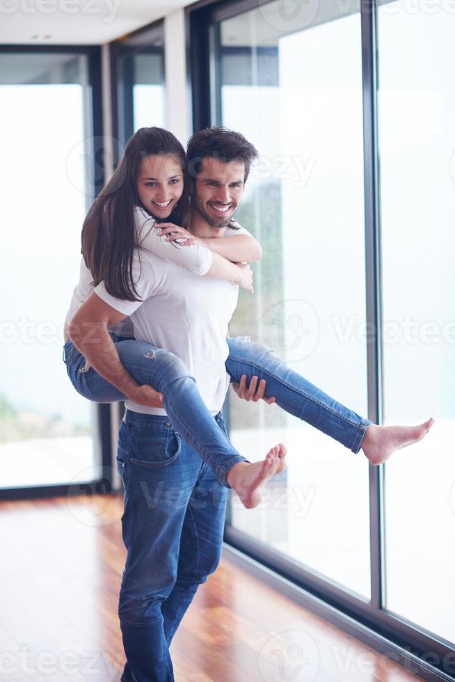 feliz jovem casal romântico se divertir e relaxar em casa foto