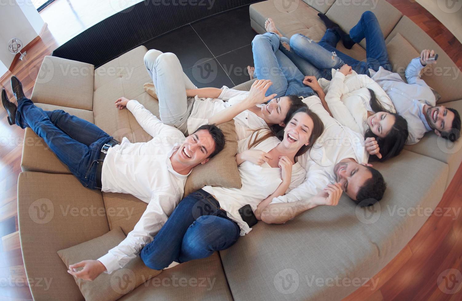 grupo de amigos relaxa em casa foto